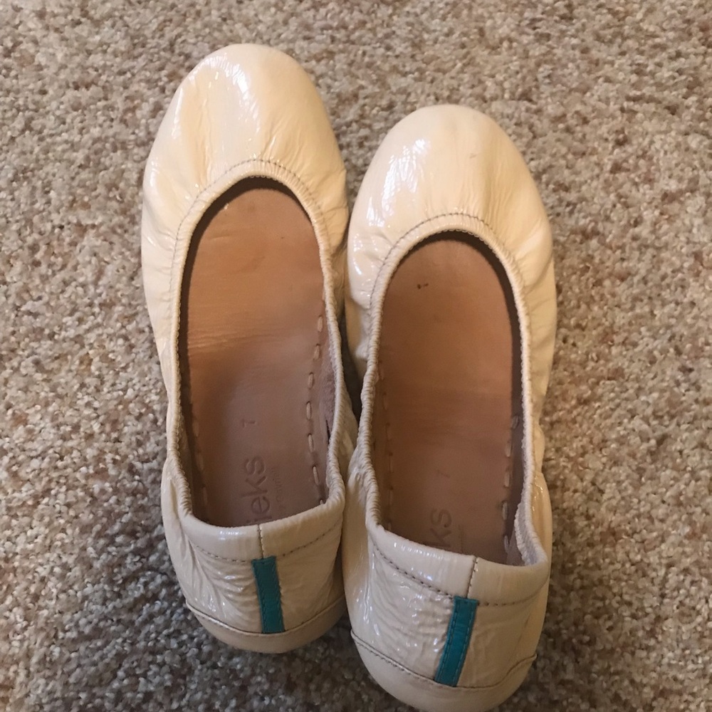 Nude patent leather Tieks
